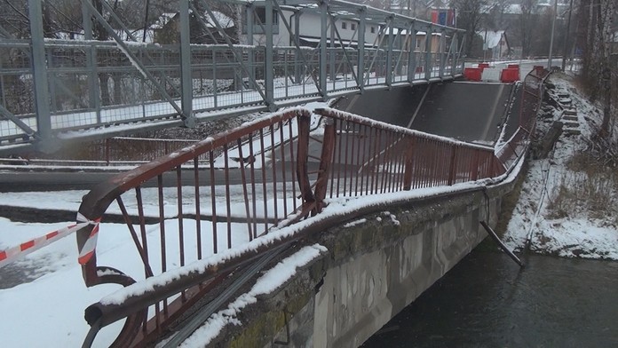 Spadnutý most v Trstenej.