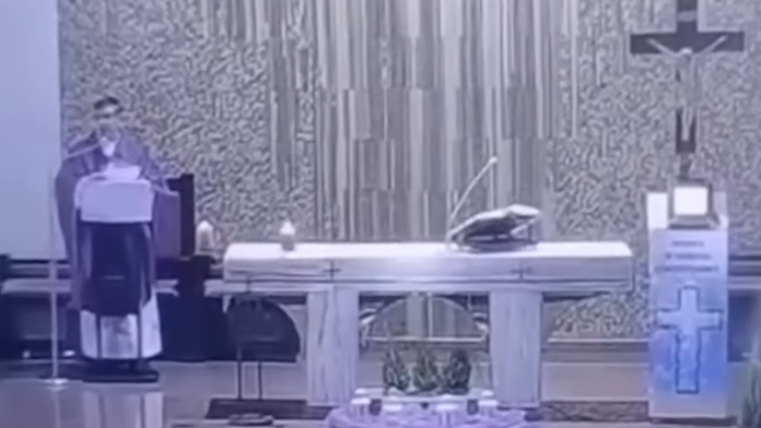 VIDEO: Poľský kňaz poúčal veriacich, čím ho majú pohostiť, keď im príde po Vianociach požehnať