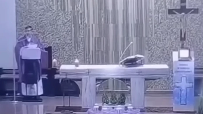 VIDEO: Poľský kňaz poúčal veriacich, čím ho majú pohostiť, keď im príde po Vianociach požehnať