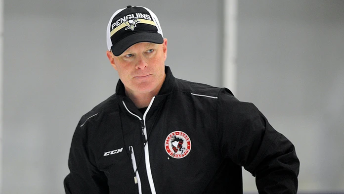 Najmladší tréner v NHL John Hynes na archívnej snímke.