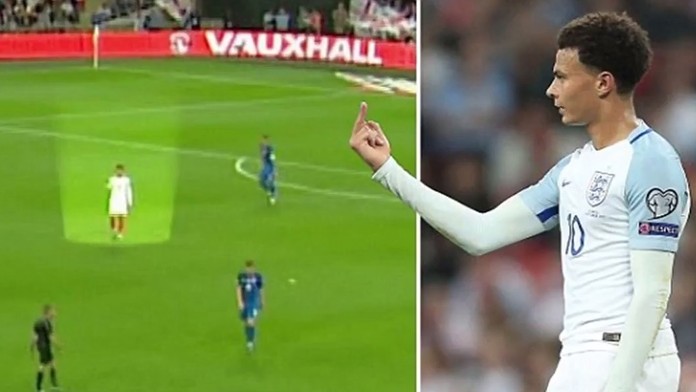 Dele Alli ukazuje neslušné gesto smerom k rozhodcovi.