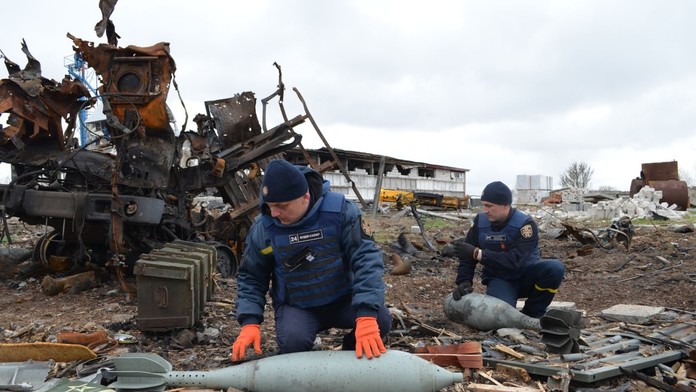 V miestach na Ukrajine, ktoré Rusi opustili, stále hrozí smrť. Zanechali po sebe tisícky výbušnín