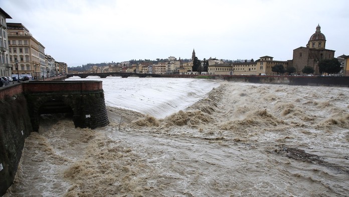 Za pár hodín naprší toľko, ako bežne za celý mesiac. Meteorológovia vystríhajú pred návštevou severného Talianska