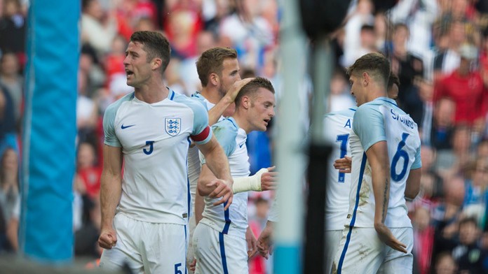 Hráči Anglicka, vrátane Jamie Vardyho (v strede) v priateľskom zápase s Tureckom.