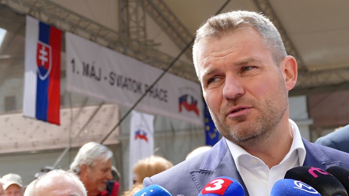 Kosatky útočia na mláďa veľryby šedej.