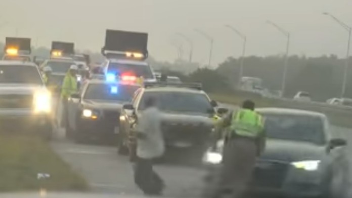 Auto naberá policajta.