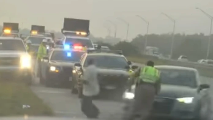 Auto naberá policajta.