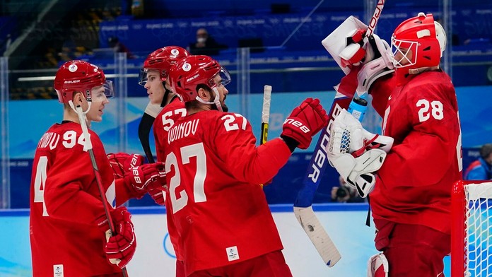 Hráči Ruského olympijského výberu oslavujú triumf na ZOH 2022 nad Švajčiarskom.