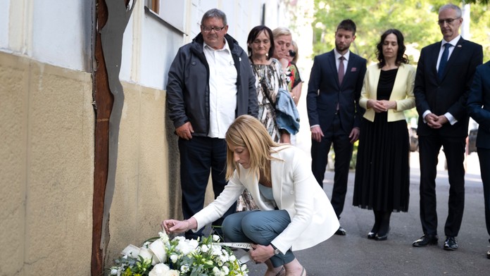 Predsedníčka Európskeho parlamentu Roberta Metsolová spolu s rodičmi Jána Kuciaka a Martiny Kušnírovej