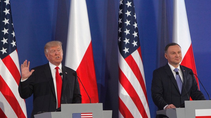 Andrzej Duda  (vpravo) počas spoločnej tlačovej konferencie s Donaldom Trumpom.