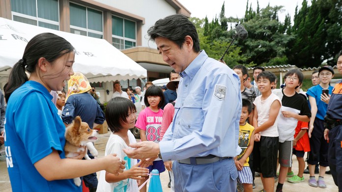 Postihnutú oblasť záplavami v Japonsku navštívil premiér