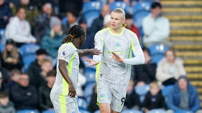 Dúbravkovo Burnley zostúpilo, náskok Arsenalu je fuč. Novým lídrom Premier League je Manchester City