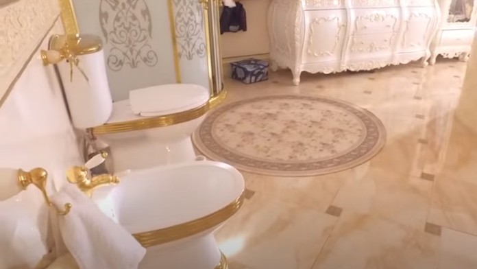 Luxusná kúpelňa v dome jedného zo zadržaných.