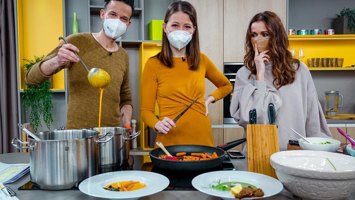 Michaela Králiková v teleránovom štúdiu s moderátormi Romanom Juraškom a Lenko Šóošovou.