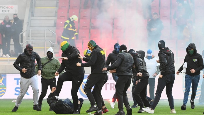 Na snímke bitka medzi fanúšikmi Slovana a Spartaka.