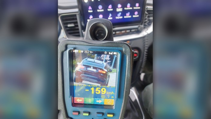 Policajti neverili vlastným očiam. Vodič v obci na východe Slovenska extrémne prekročil rýchlosť