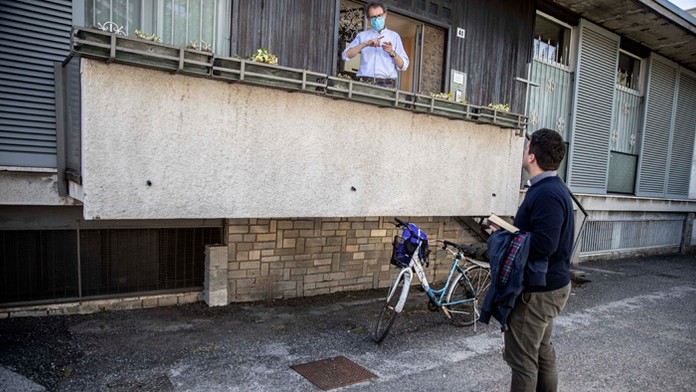 Demonštranti na mieste, kde v pondelok počas policajného zásahu zomrel Afroameričan.