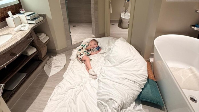 S malým synom spali v kúpeľni.