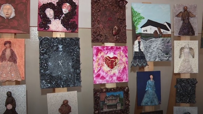 Conor Garland z Arizony oslavuje gól proti NY Islanders.