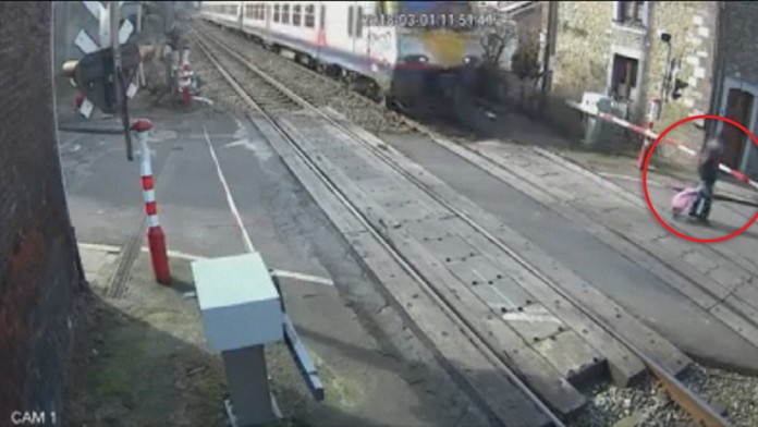 Chodec sa takmer zrazil s vlakom