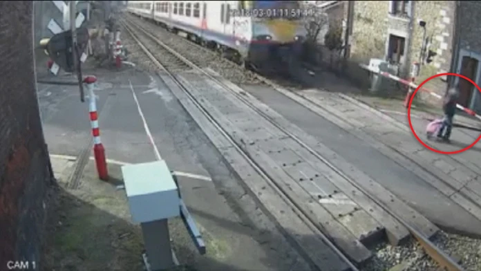 Chodec sa takmer zrazil s vlakom