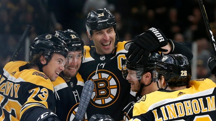 Zľava Dominik Kubalík a Duncan Keith z Chicaga oslavujú gól proti Tampe.