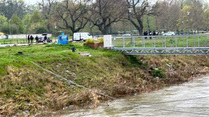 Fotografia z Tyršového nábrežia v Bratislave, počas rekonštrukcie prípadu vraždy Daniela Tupého.