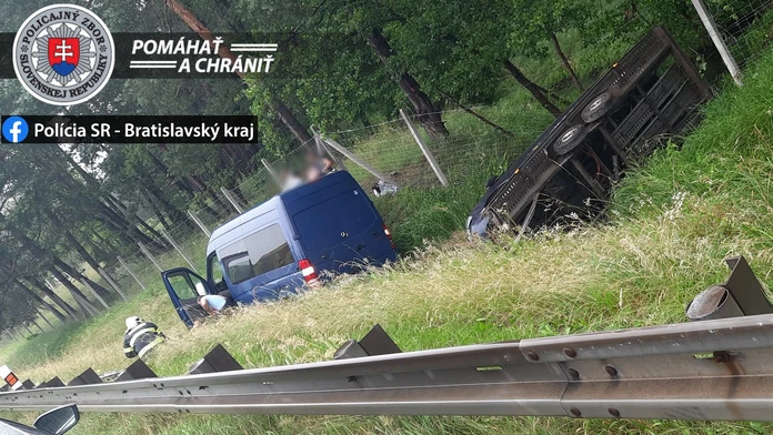 Nehoda na D2: Zranilo sa viacero osôb, medzi nimi aj dieťa. S ťažkým zranením ho previezli do nemocnice