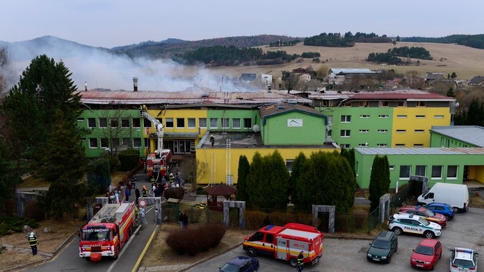 Ich útočiskom sa stala materská škôlka. Sťahovanie seniorov z vyhoreného domova dôchodcov sprevádzali slzy smútku aj radosti