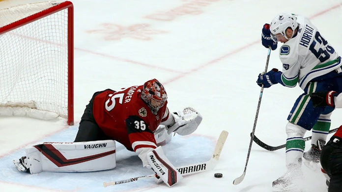 Roope Hintz (vľavo) z Dallasu sa snaží prekonať Jonathana Quicka z Los Angeles.