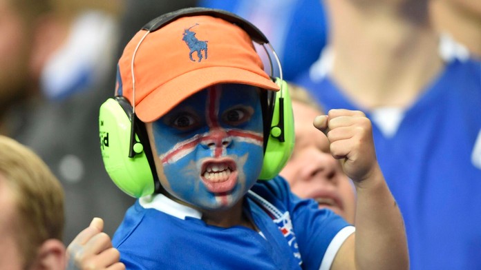 Islandský futbalový fanúšik povzbudzuje pred začiatkom štvrťfinálového zápasu Francúzsko - Island.