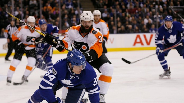 Radko Gudas (Philadelphia) v súboji s Austonom Matthewsom (Toronto).
