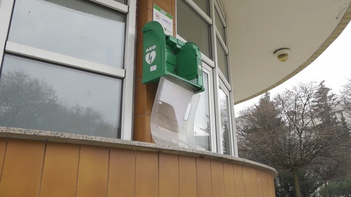 Na fotke Britney bez topánok po odchode zo súdu, kde ju sprevádzala jej matka Lynn (máj 2019)