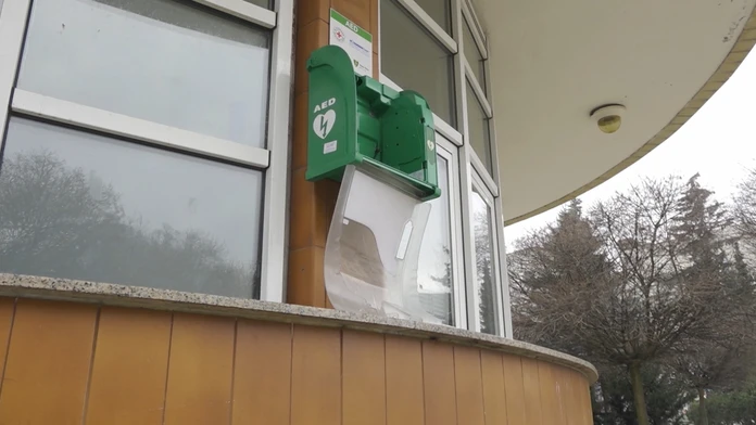 Na fotke Britney bez topánok po odchode zo súdu, kde ju sprevádzala jej matka Lynn (máj 2019)