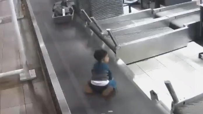 VIDEO: Chlapec (3) ušiel rodičom a na páse zmizol v útrobách letiska