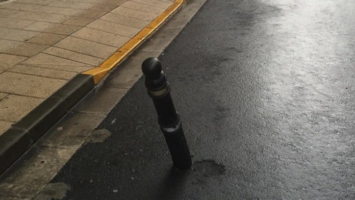 Neoznačený stĺpik na trati 5. etapy na Vuelte.