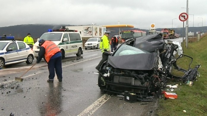 Zrážka auta s autobusom 