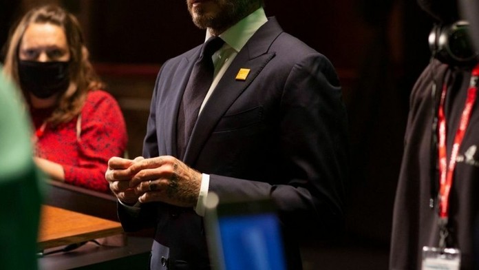 Seniori na dvore strediska.