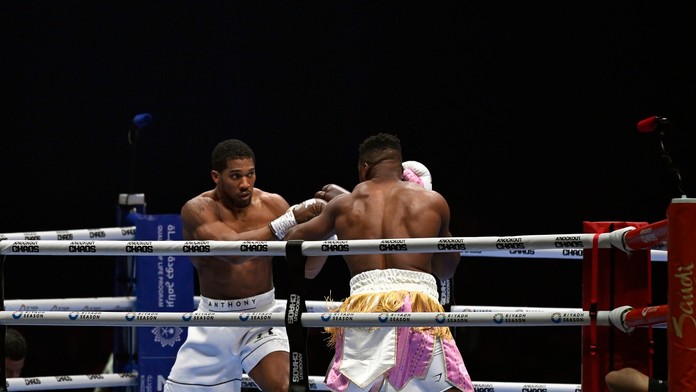 VIDEO: Očakávaný súboj sa skončil tvrdým KO. Joshua nedal šampiónovi UFC šancu