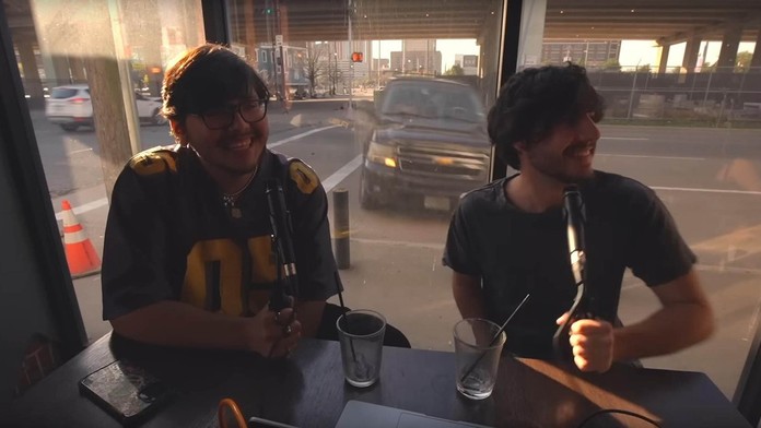 VIDEO: Desivý zážitok pri nahrávaní podcastu. Do výkladu kaviarne, za ktorým sedeli youtuberi, vletelo auto