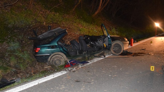 Na snímke je zachytené zničené auto po nehode, pri ktorej do neho vrazil iný vodič. 