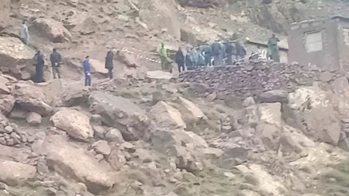 Marockí policajti pri obhliadke tiel dvoch žien, ktoré našli s podrezanými hrdlami.