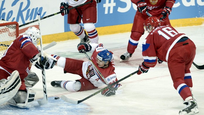 Uprostred český hráč David Kaše, vľavo ruský brankár Alexander Georgijev a vpravo jeho spoluhráč Vladislav Kamenev v zápase B-sk