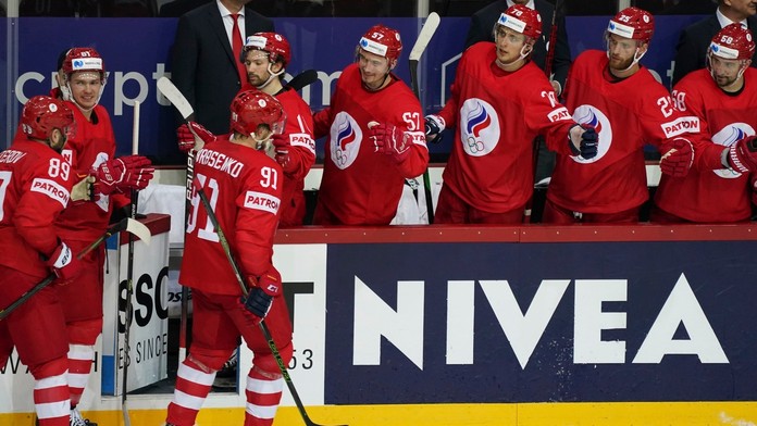Ruskí hokejisti sa tešia z gólu počas zápasu základnej A-skupiny Rusko - Bielorusko.