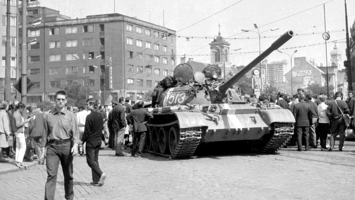 Na snímke Štúrova ulica a Námestie SNP deň po vstupe sovietskych tankov do mesta 