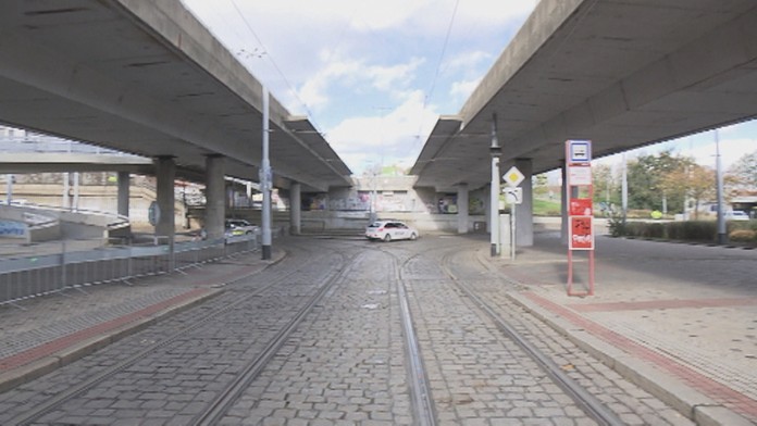 Most nad Bubenskou ulicou v Prahe.