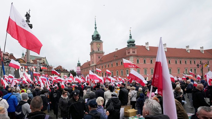Tisíce ľudí vo Varšave pochodovali proti migrácii. Premiér Tusk označil opozičný protest za fiasko