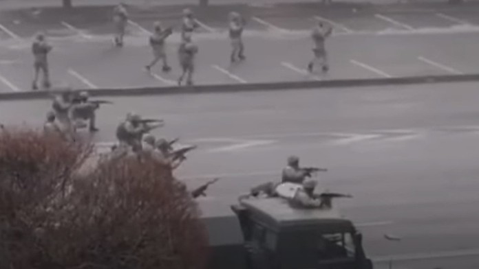 Guľometmi na neozbrojených.