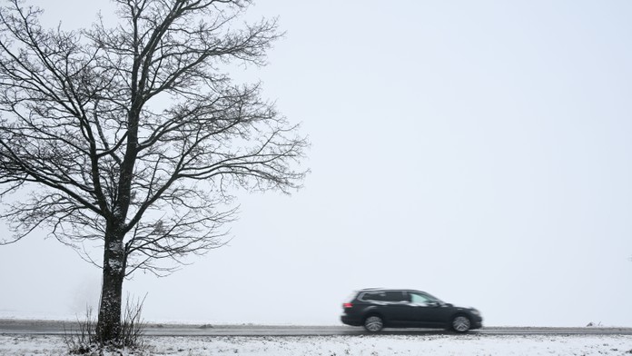 Zasnežená cesta a hmla v okolí Myjavy