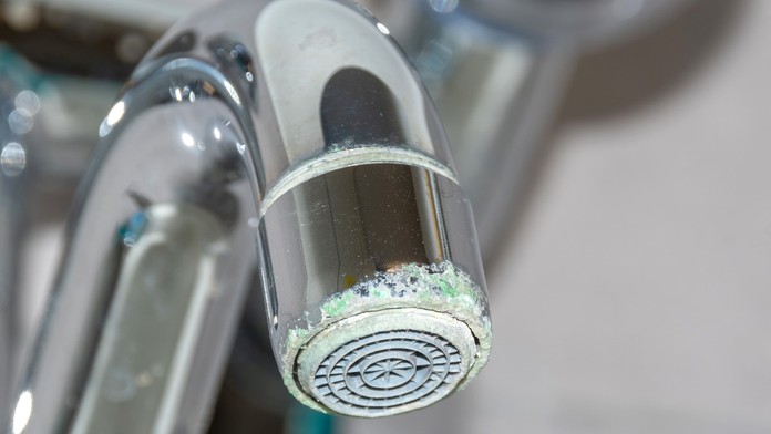 Stop vodnému kameňu: Dovoľte toalete zažiariť